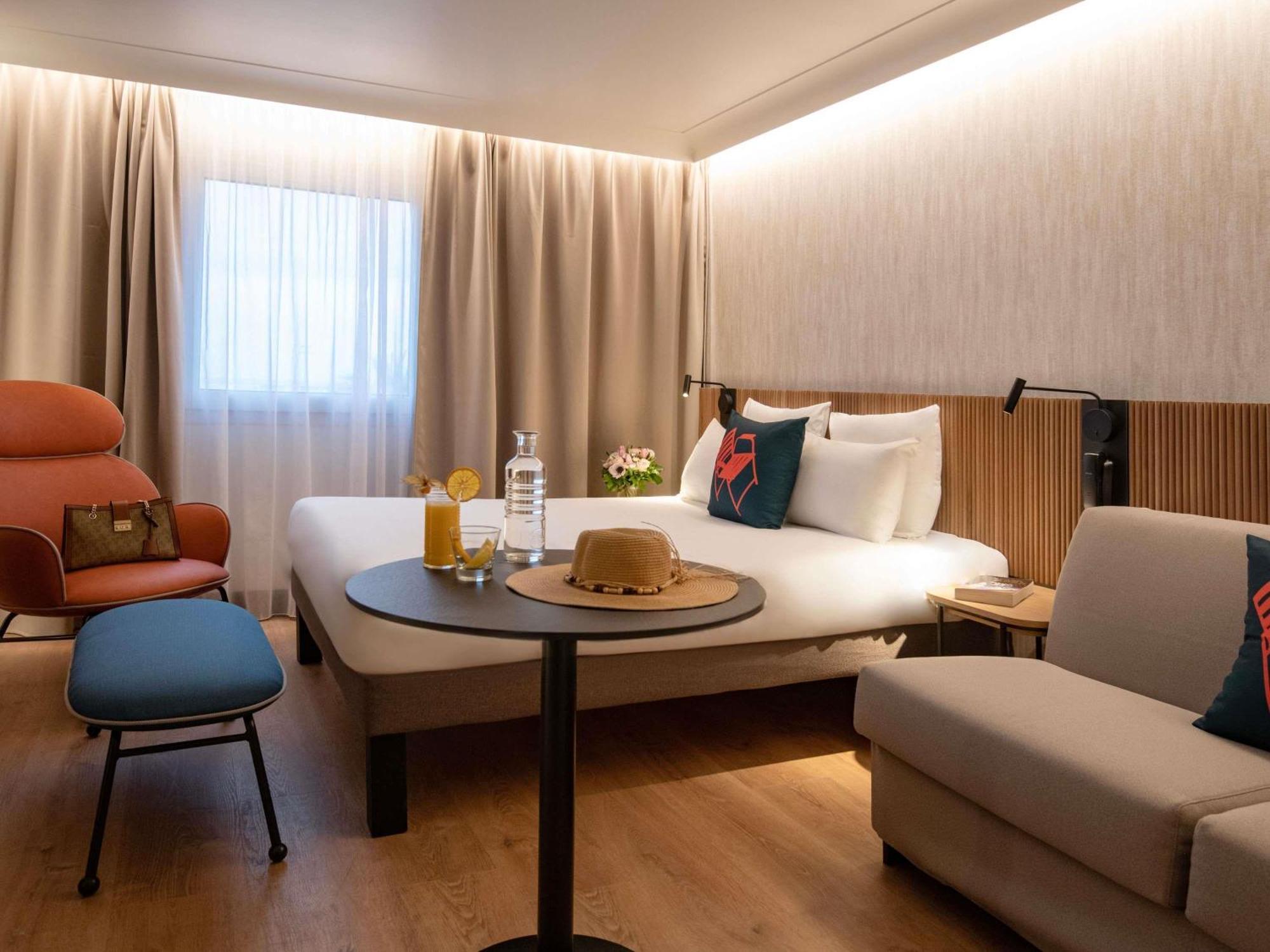 Habitación Superior con cama grande y sofá